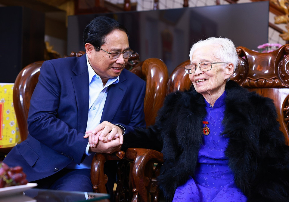 Thủ tướng Phạm Minh Chính thăm mẹ Việt Nam Anh hùng Trần Thị Thung. (Ảnh: Dương Giang/TTXVN)