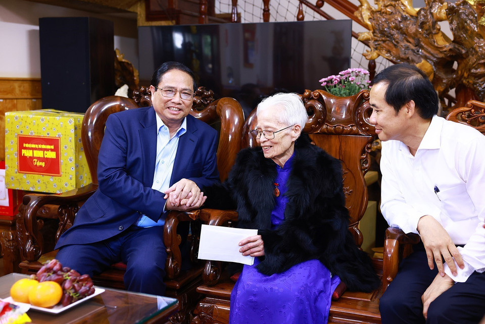 Trong chuyến làm việc tại tỉnh Lâm Đồng, sáng 25/8/2024, Thủ tướng Phạm Minh Chính đến thăm mẹ Việt Nam Anh hùng Trần Thị Thung. (Ảnh: Dương Giang/TTXVN)