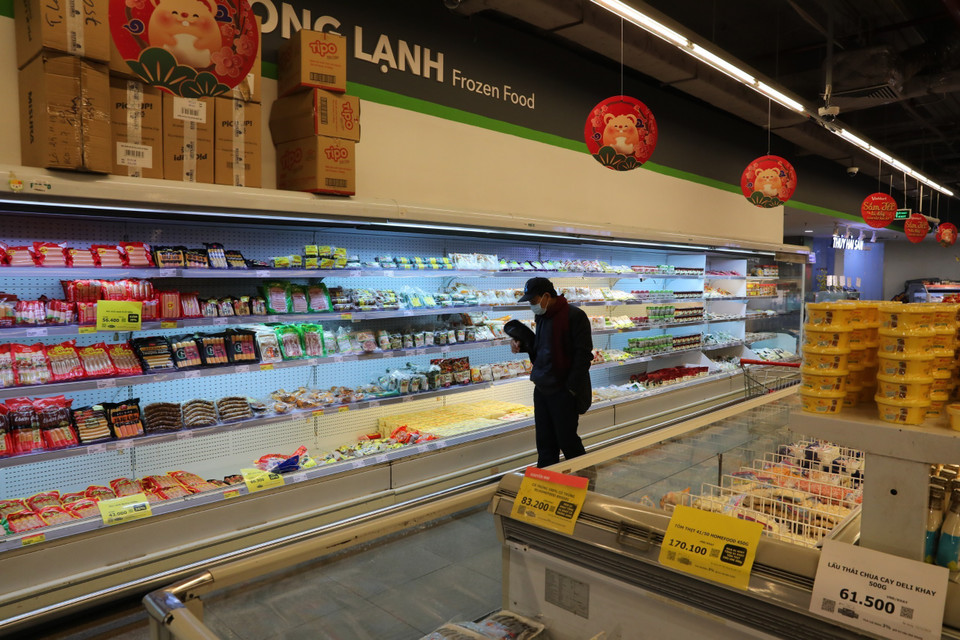 Tại chuỗi siêu thị Vinmart các mặt hàng thực phẩm vẫn dồi dào, người dân mua sắm thưa thớt. (Ảnh: Thành Đạt/TTXVN)