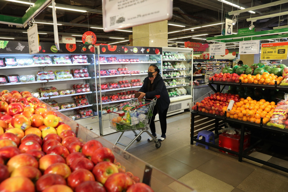 Các mặt hàng rau, củ, quả bày bán phục vụ người dân tại siêu thị Vinmart. (Ảnh: Thành Đạt/TTXVN)