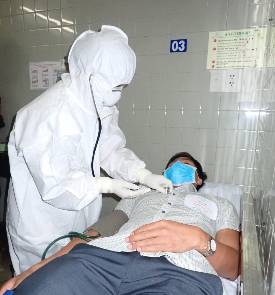 Bệnh nhân nghi nhiễm virus Corona được khám sàng lọc. (Ảnh: Đinh Hằng/TTXVN)