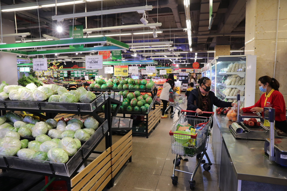 Các mặt hàng rau, củ, quả bày bán phục vụ người dân tại siêu thị Vinmart. (Ảnh: Thành Đạt/TTXVN)