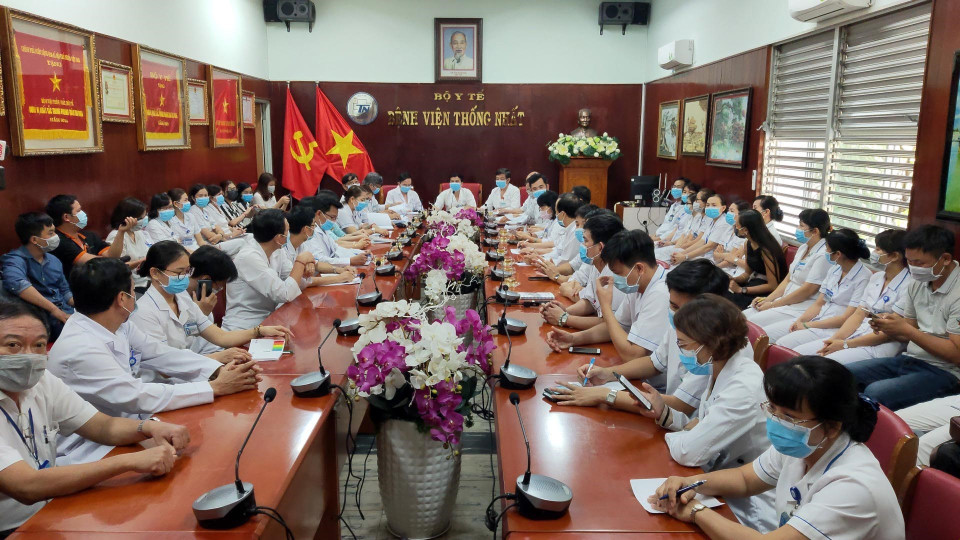 Buổi họp khẩn cấp của Bệnh viện Thống Nhất khi xuất hiện bệnh nhân nghi ngờ nhiễm virus Corona (giả định). (Ảnh: Đinh Hằng/TTXVN)