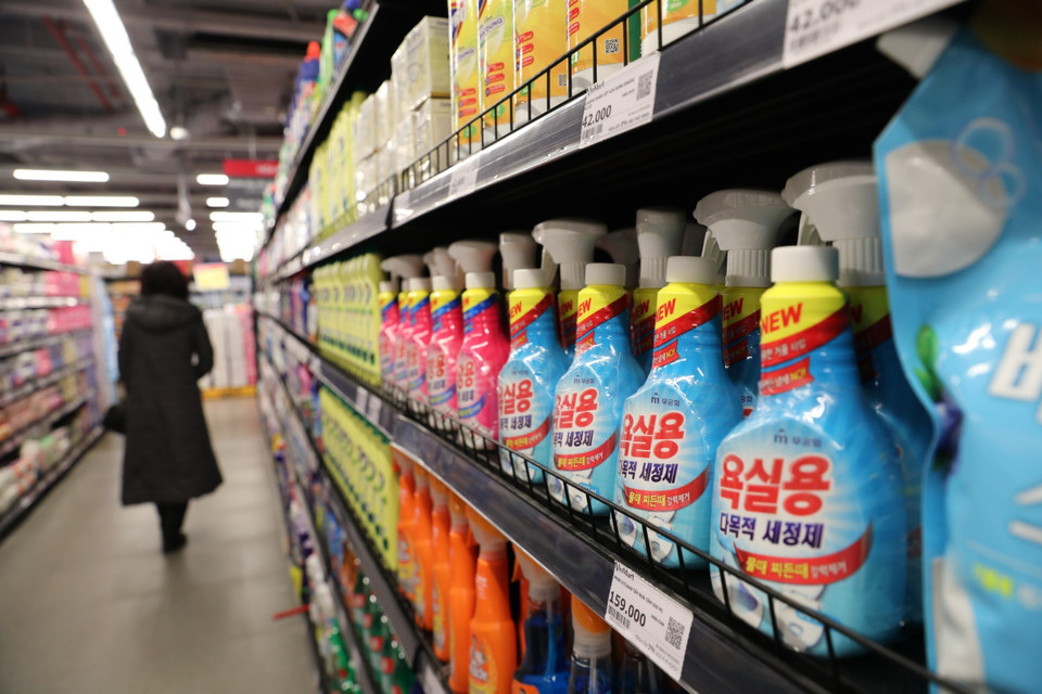 Tại chuỗi siêu thị Vinmart các mặt hàng tẩy rửa vệ sinh được người dân quan tâm. (Ảnh: Thành Đạt/TTXVN)