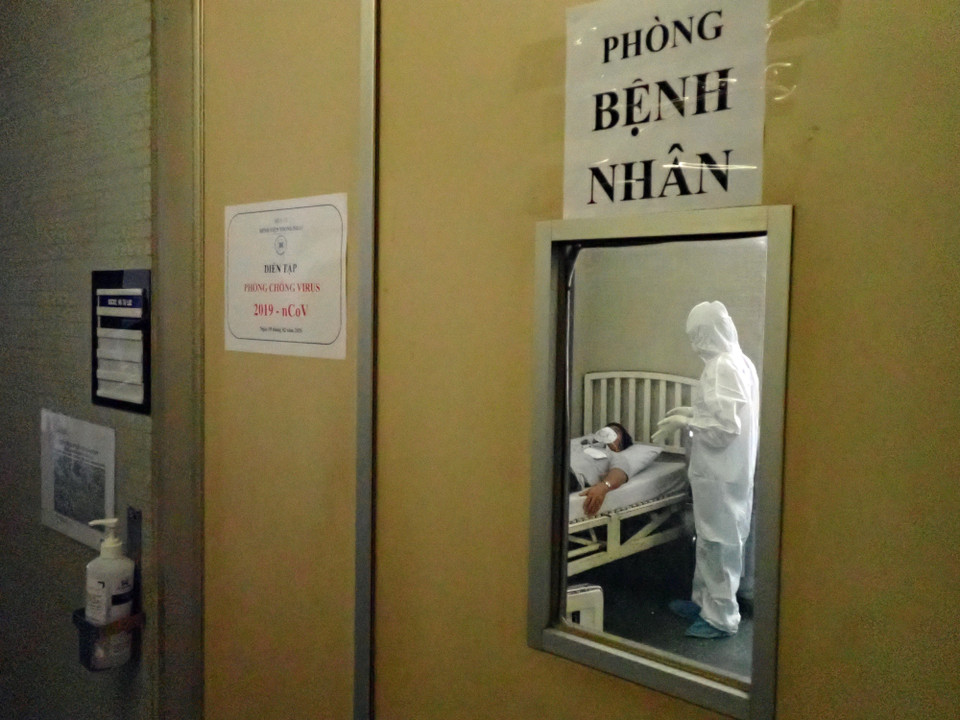 Bệnh nhân nghi nhiễm virus Corona được cách ly, điều trị. (Ảnh: Đinh Hằng/TTXVN)