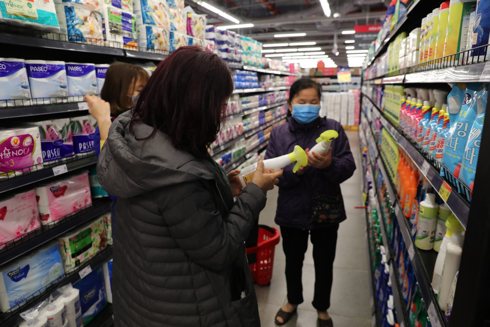 Tại chuỗi siêu thị Vinmart các mặt hàng tẩy rửa vệ sinh được người dân quan tâm. (Ảnh: Thành Đạt/TTXVN)