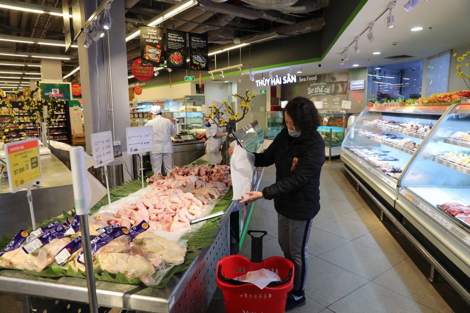 Tại chuỗi siêu thị Vinmart các mặt hàng thực phẩm vẫn dồi dào dù người dân mua sắm thưa thớt. (Ảnh: Thành Đạt/TTXVN)