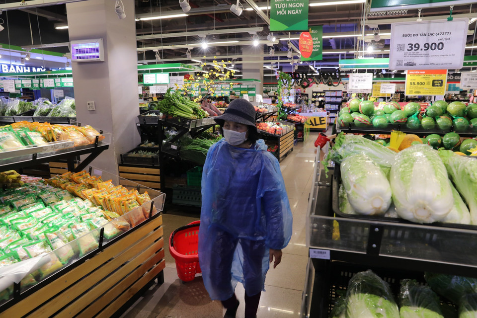 Tại chuỗi siêu thị Vinmart lượng người mua không đông, người dân đeo khẩu trang phòng chống dịch corona. (Ảnh: Thành Đạt/TTXVN)