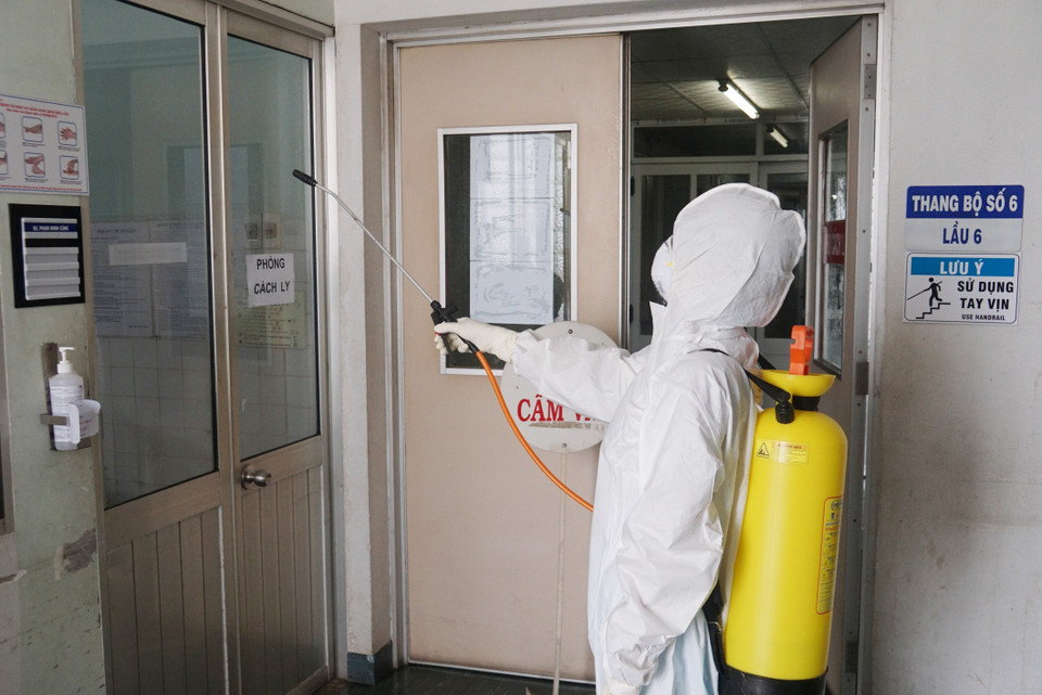 Nhân viên kiểm soát nhiễm khuẩn phun hóa chất diệt khuẩn mỗi nơi có bệnh nhân nghi nhiễm virus Corona đi qua. (Ảnh: Đinh Hằng/TTXVN)
