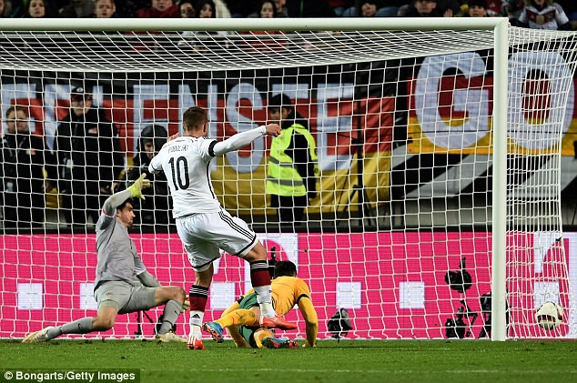 Phải đến phút 81, Lukas Podolski - người được vào sân thay cho Reus đã lập công.