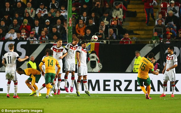 Thậm chí, đến phút 50, tỷ số đã là 2-1 nghiêng về phía Australia sau pha sút phạt đẹp mắt của Mile Jedinak.