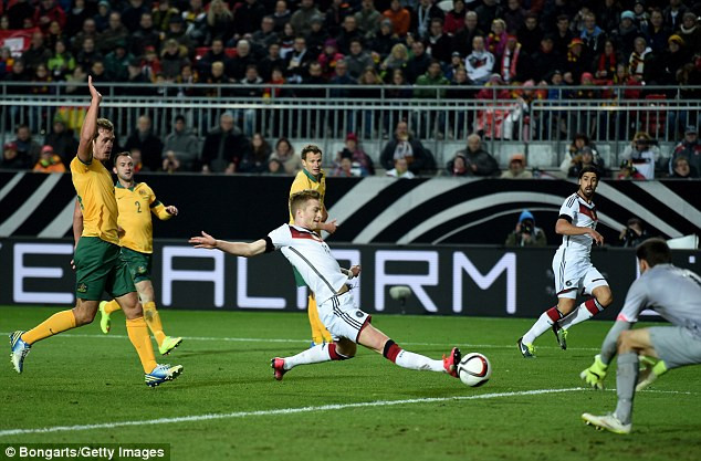 Với ưu thế sân nhà và đẳng cấp hơn hẳn, Đức sớm có bàn thắng mở tỷ số ở phút 17...