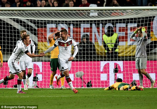 Lukas Podolski sắm vai người hùng của đội tuyển Đức khi ghi bàn gỡ hòa 2-2.