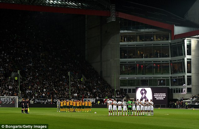 Trước khi trận đấu diễn ra, hai đội và khán giả tại Fritz-Walter-Stadion đã dành 1 phút mặc niệm các nạn nhân vụ tai nạn máy bay A320-211 của hãng hàng không Germanwings.