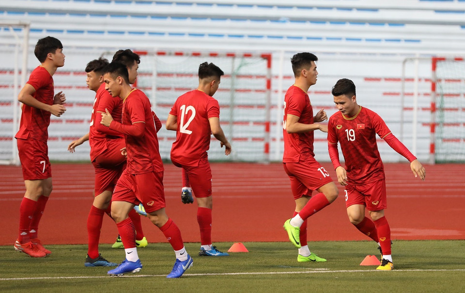 Các cầu thủ U22 Việt Nam trong bài tập khởi động. (Ảnh: Hoàng Linh/TTXVN)