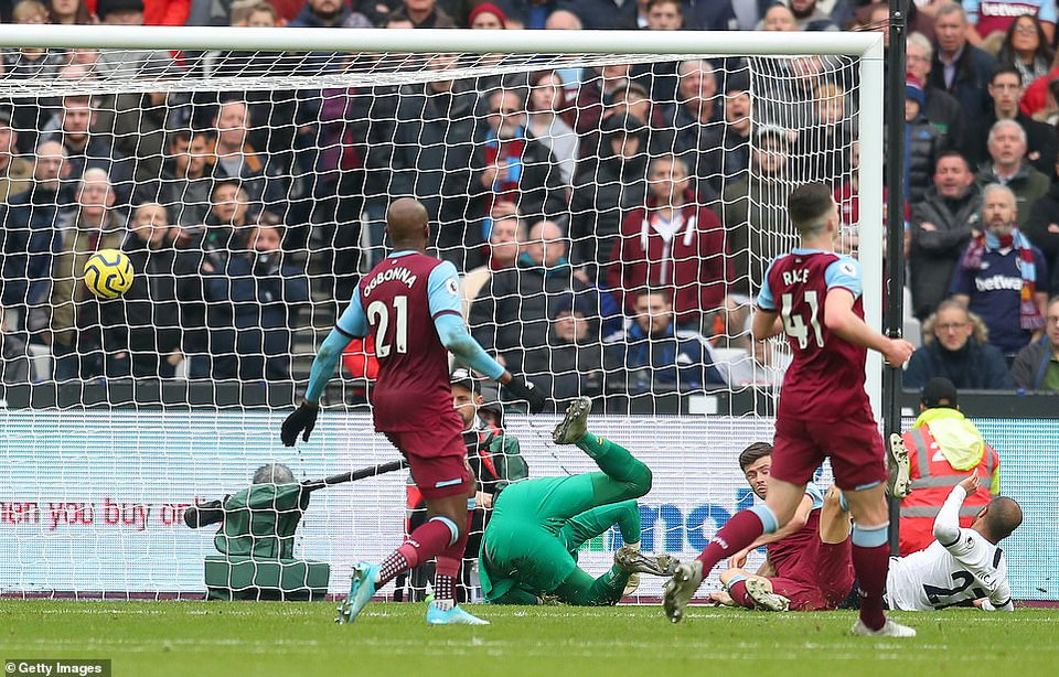 7 phút sau, Son sắm vai người kiến tạo khi thực hiện đường căng ngang để Lucas Moura băng vào dứt điểm nhân đôi cách biệt.