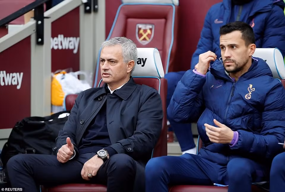HLV Jose Mourinho rất tự tin trên băng ghế chỉ đạo trong trận đầu của Tottenham.