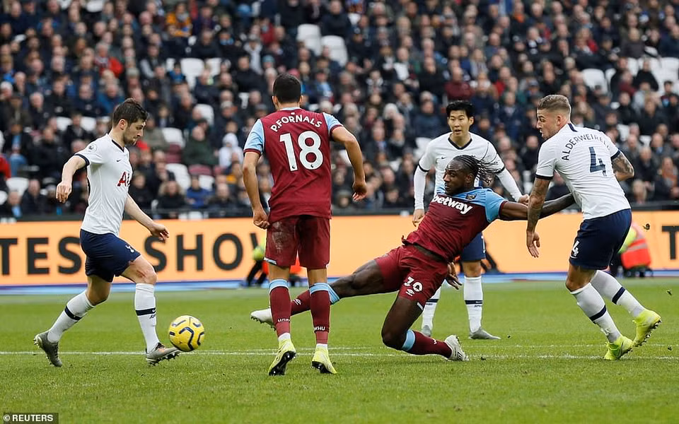 Bị dẫn trước 3 bàn, West Ham không bỏ cuộc, nhưng những nỗ lực đó chỉ giúp họ có 2 bàn thắng của Michail Antonio và Angelo Ogbonna.
