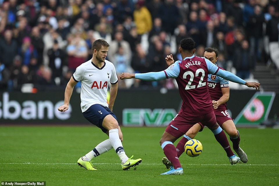 Tottenham (áo trắng) đã nhập cuộc chủ động ngay sau tiếng còi khai cuộc...