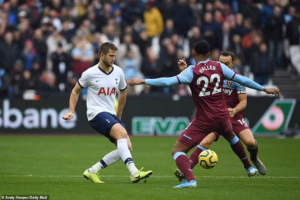 Tottenham (áo trắng) đã nhập cuộc chủ động ngay sau tiếng còi khai cuộc...