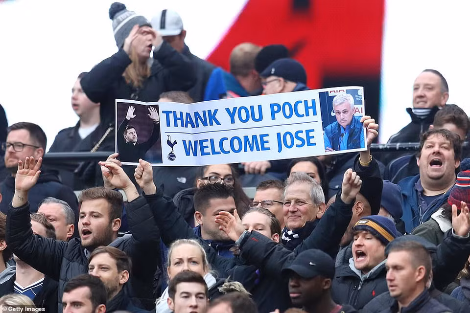 Người hâm mộ Tottenham cảm ơn Mauricio Pochettino và chào đón Jose Mourinho.