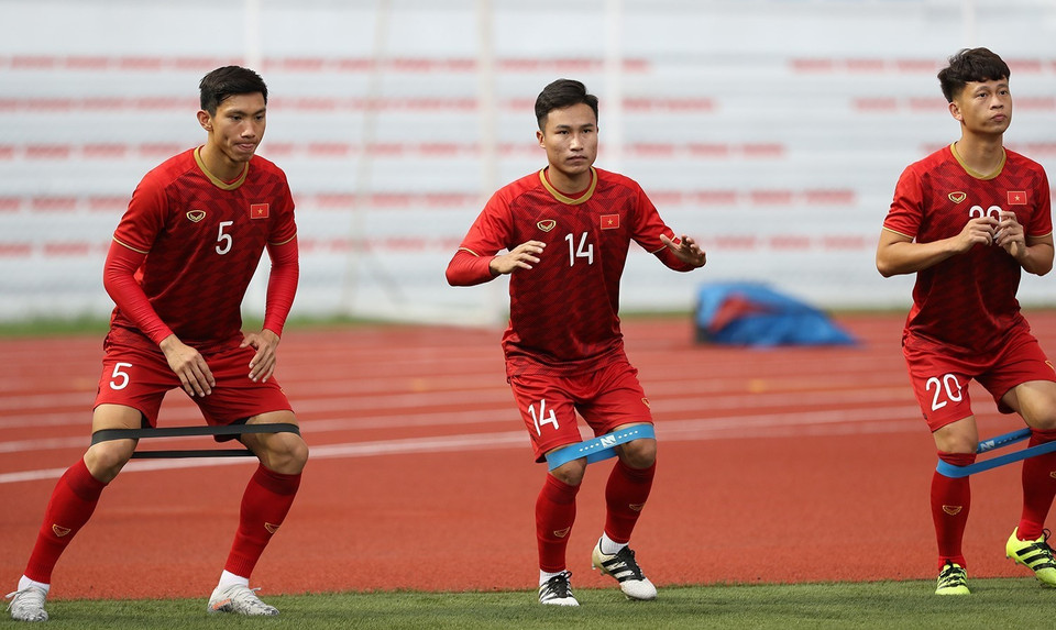 Hậu vệ Văn Hậu, tiền vệ Việt Hưng và tiền vệ Thanh Sơn trong bài tập căng cơ (từ trái qua). (Ảnh: Hoàng Linh/TTXVN)