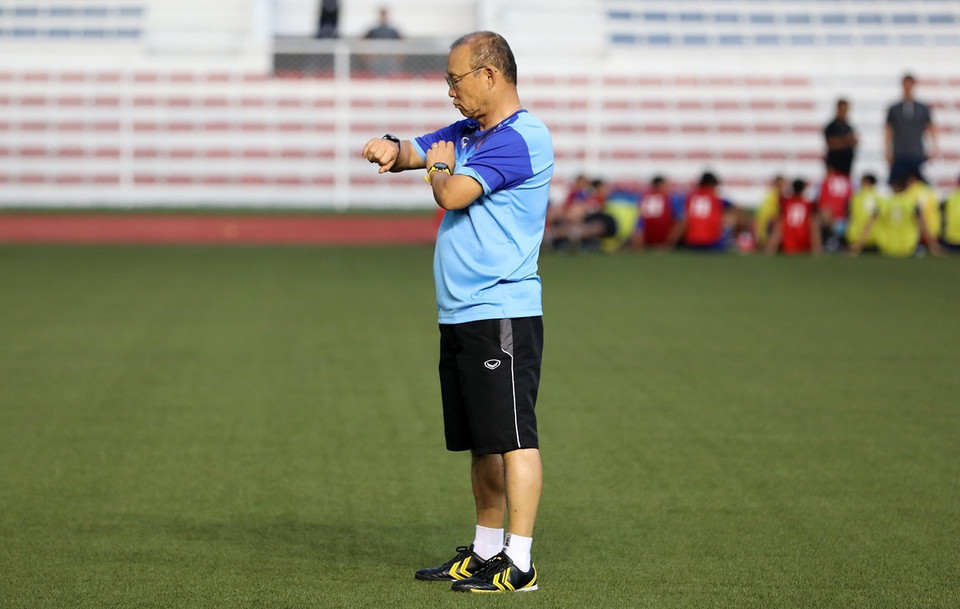 HLV Park Hang Seo theo dõi đồng hồ để điều chỉnh thời gian luyện tập. (Ảnh: Hoàng Linh/TTXVN)