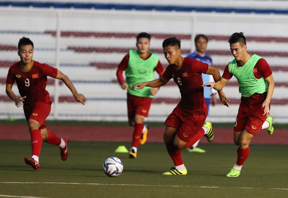 Tiền đạo Tiến Linh (phải) và hậu vệ Ngọc Bảo (giữa) trong bài tập thi đấu đối kháng. (Ảnh: Hoàng Linh/TTXVN)