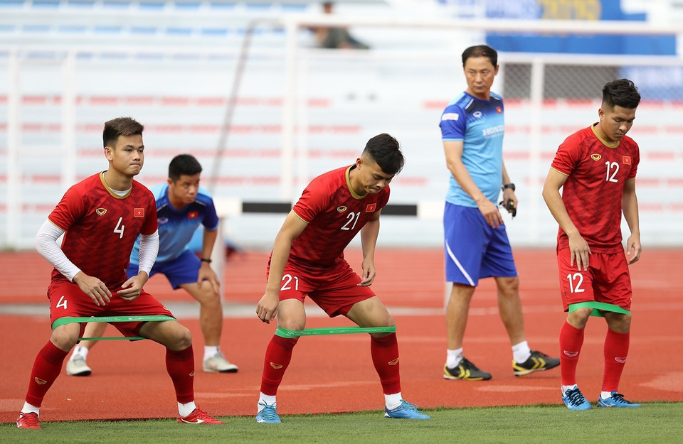 Hậu vệ Tấn Tài, hậu vệ Đức Chiến và tiền vệ Thái Quý trong bài tập căng cơ (từ trái qua). (Ảnh: Hoàng Linh/TTXVN)