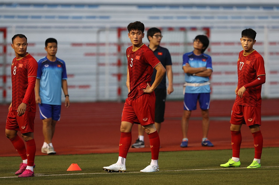 Hậu vệ Trọng Hoàng, hậu vệ Tấn Sinh và tiền vệ Trọng Hùng (từ trái qua) trong bài tập tăng tốc. (Ảnh: Hoàng Linh/TTXVN)