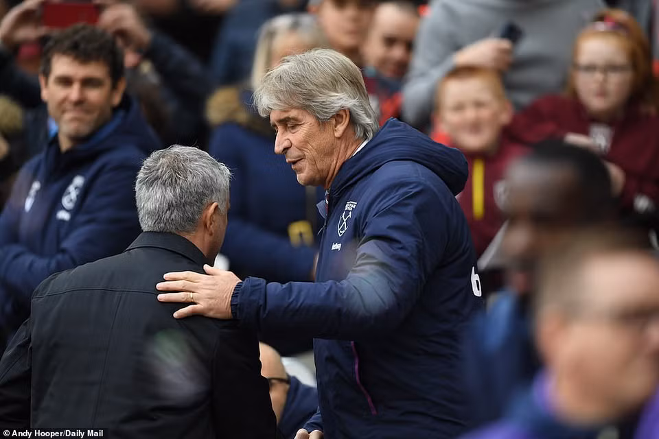 Mourinho có sự khởi đầu thuận lợi, còn Manuel Pellegrini (trái) sẽ còn nhiều việc phải làm để giúp West Ham thoát nhóm cuối bảng xếp hạng.