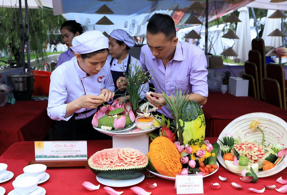 Trang trí món ăn để dự thi tại Liên hoan ẩm thực quốc tế. (Ảnh: Hoàng Hùng/TTXVN)