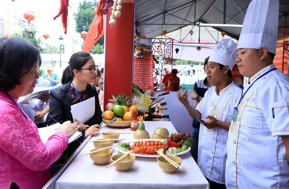 Ban giám khảo chấm thi món ăn của một gian hàng tại Liên hoan ẩm thực quốc tế. (Ảnh: Hoàng Hùng/TTXVN)
