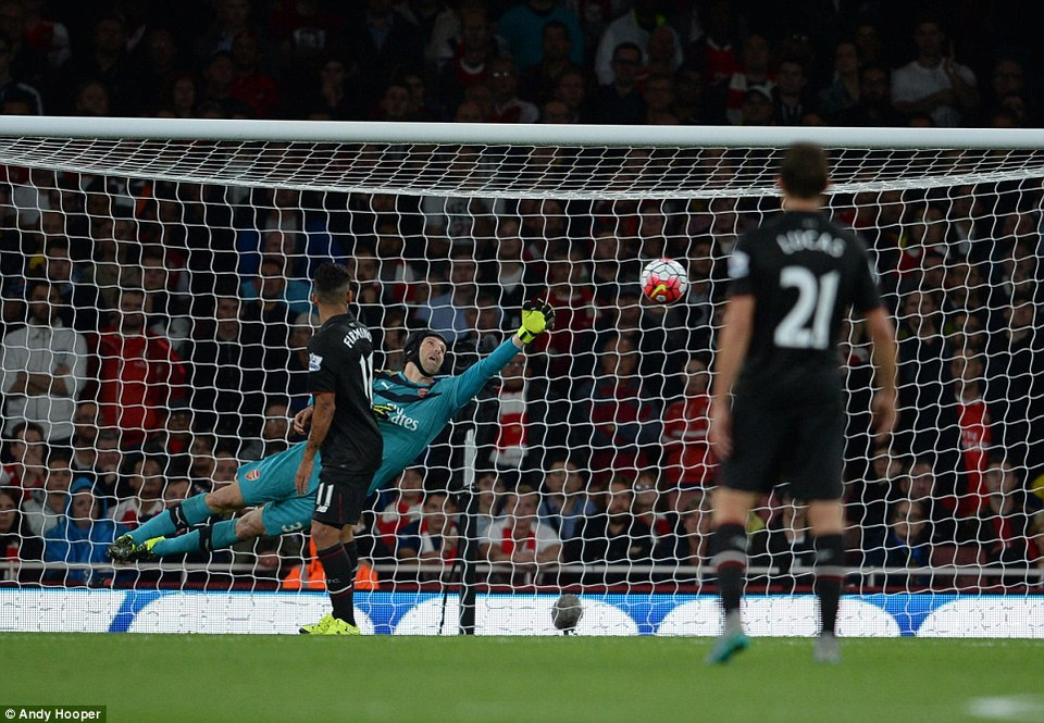 Petr Cech ngăn cản đối phương ghi bàn.