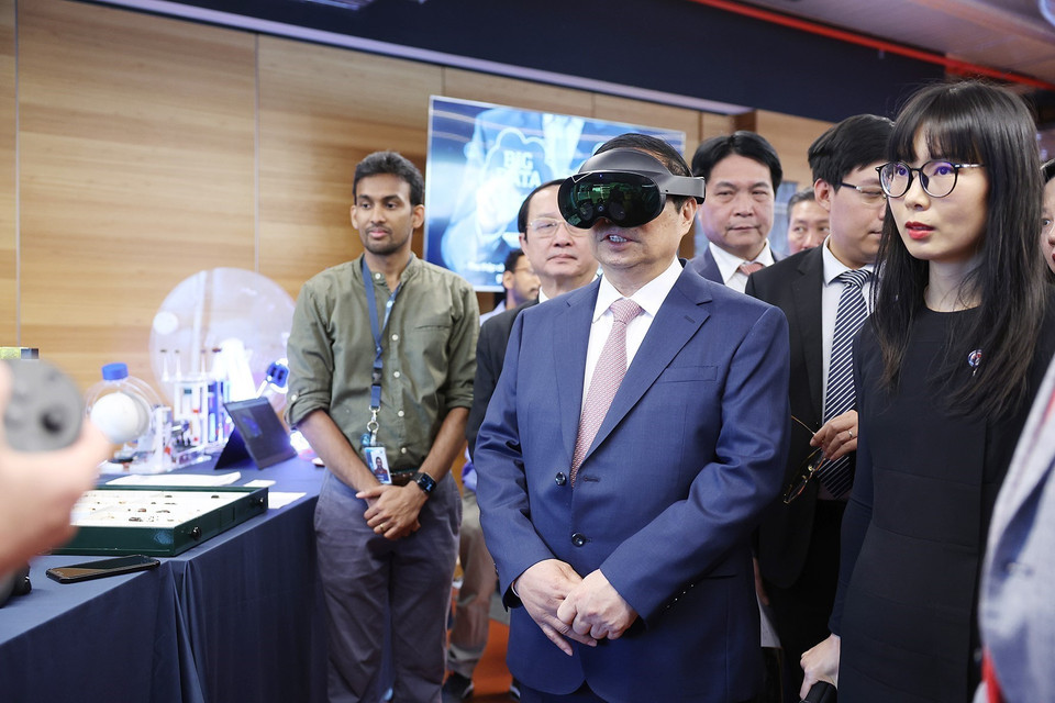 Thủ tướng Phạm Minh Chính trải nghiệm ứng dụng công nghệ do CSIRO nghiên cứu và phát triển. (Ảnh: Dương Giang/TTXVN)