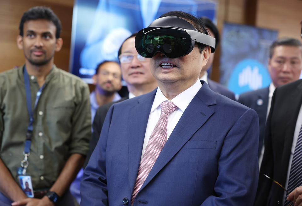 Thủ tướng Phạm Minh Chính trải nghiệm ứng dụng công nghệ do CSIRO nghiên cứu và phát triển. (Ảnh: Dương Giang/TTXVN)