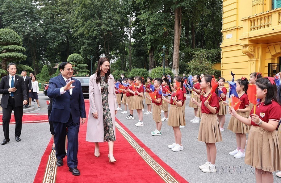 Thủ tướng Phạm Minh Chính chủ trì Lễ đón Thủ tướng New Zealand Jacinda Ardern thăm chính thức Việt Nam (2022). (Ảnh: Dương Giang/TTXVN)