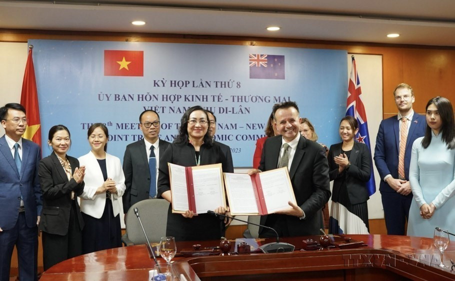 Ký kết biên bản thông qua cam kết song phương tại Kỳ họp thứ 8 Ủy ban Hỗn hợp về Kinh tế và Thương mại Việt Nam và New Zealand (2023) . (Ảnh: Trần Việt/TTXVN)