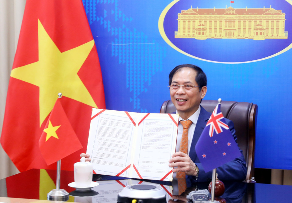 Bộ trưởng Ngoại giao Bùi Thanh Sơn và Bộ trưởng Ngoại giao New Zealand Nanaia Mahuta ký kết chương trình hành động Việt Nam-New Zealand giai đoạn 2021-2024 theo hình thức trực tuyến. (Ảnh: Lâm Khánh/TTXVN)