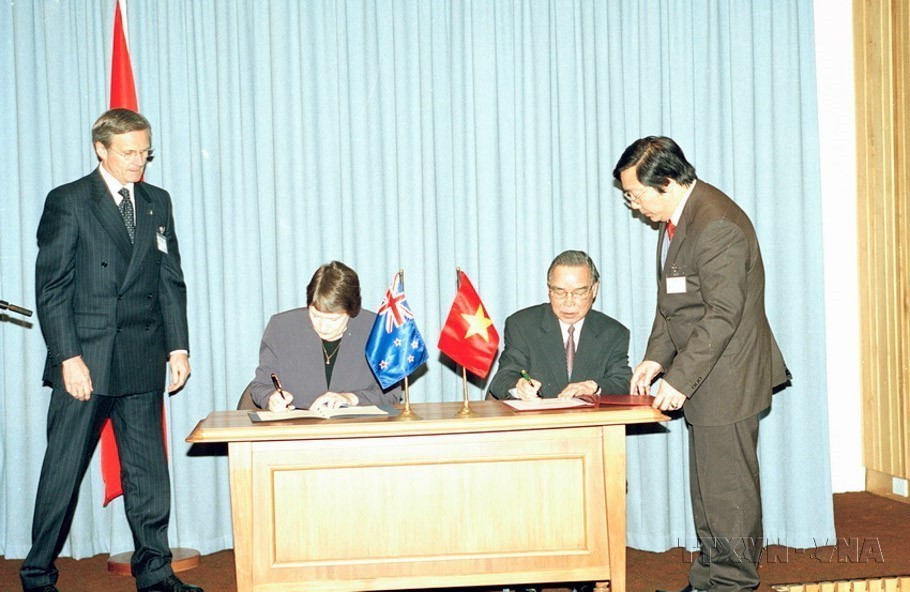 Thủ tướng Phan Văn Khải và Thủ tướng New Zealand Helen Clark ký Tuyên bố chung hai nước, trong chuyến thăm chính thức New Zealand (2005). (Ảnh: Thế Thuần/TTXVN)