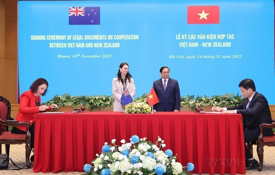 Thủ tướng Chính phủ Phạm Minh Chính và Thủ tướng New Zealand Jacinda Ardern chứng kiến lễ ký Thỏa thuận hợp tác giữa Bộ Giao thông vận tải Việt Nam và Bộ Giao thông vận tải New Zealand về hợp tác hàng không dân dụng (2022). (Ảnh: Dương Giang/TTXVN)