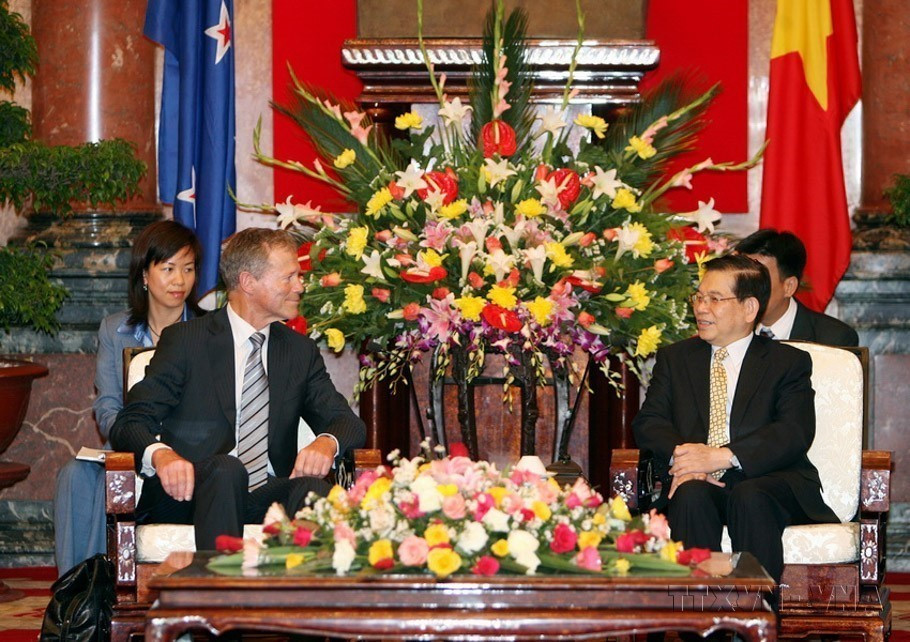 Chủ tịch nước Nguyễn Minh Triết tiếp Chủ tịch Quốc hội New Zealand Lockwood Smith thăm hữu nghị chính thức Việt Nam (2009). (Ảnh: Nguyễn khang/TTXVN)