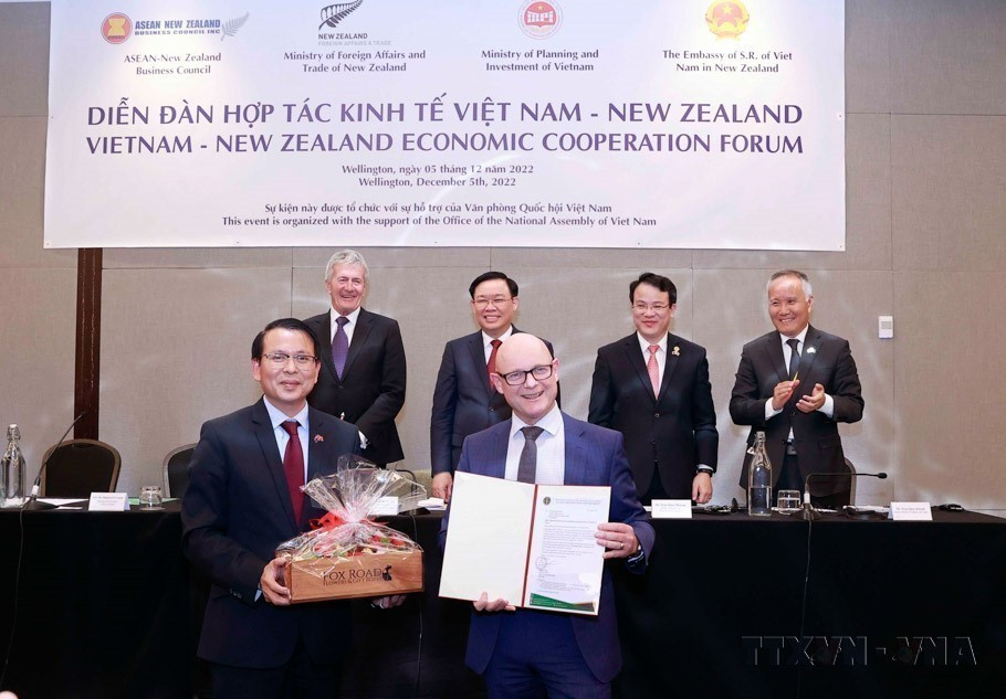 Chủ tịch Quốc hội Vương Đình Huệ và đại biểu chứng kiến Lễ trao thỏa thuận về Nhập khẩu nông sản của New Zealand sang Việt Nam (Wellington, 2022). (Ảnh: Doãn Tấn/TTXVN)