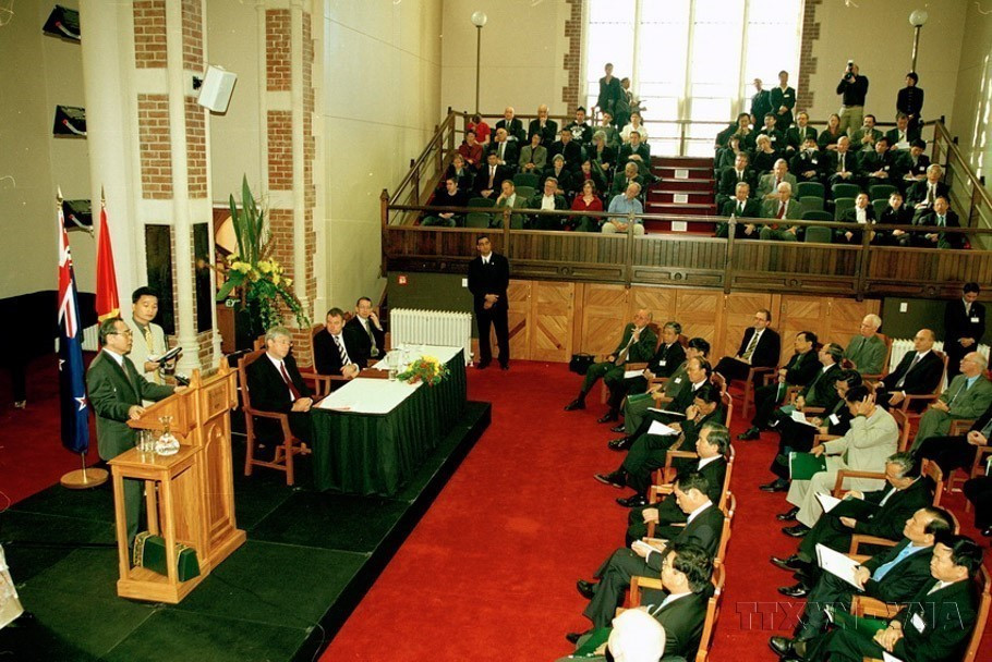 Thủ tướng Phan Văn Khải nói chuyện với sinh viên trường Đại học Tổng hợp Victoria trong chuyến thăm chính thức New Zealand (2005). (Ảnh: Thế Thuần/TTXVN)