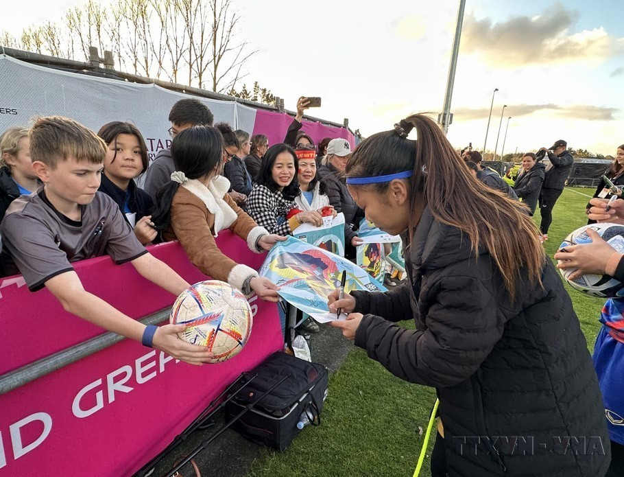 Tiền đạo Huỳnh Như ký tên tặng người hâm mộ New Zealand tại buổi giao lưu trên sân tập Fred Taylor Park (New Zealand). (Ảnh: Trương Anh Ngọc/TTXVN)