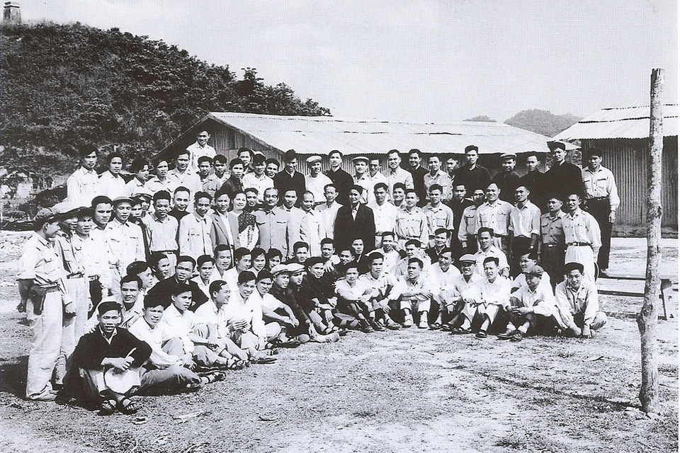 Chủ tịch Souphanouvong với cán bộ Việt Nam tại căn cứ Sầm Nưa. (Nguồn: Sách Ảnh Quan hệ đặc biệt Việt Nam-Lào /Nhà xuất bản Thông tấn)