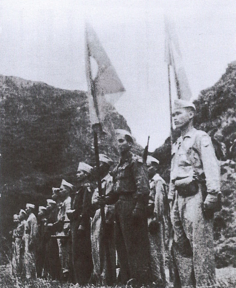 Liên quân Lào-Việt chào cờ trước giờ xuất trận (1946). (Nguồn: Sách Ảnh Quan hệ đặc biệt Việt Nam-Lào /Nhà xuất bản Thông tấn)