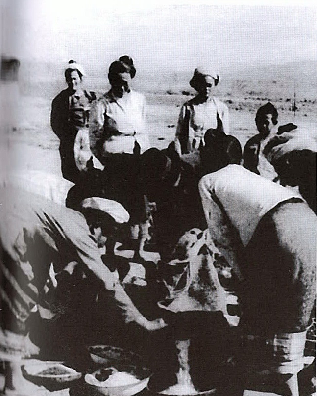 Nhân dân Lào chia muối do nhân dân Việt Nam ủng hộ. (Nguồn: Sách Ảnh Quan hệ đặc biệt Việt Nam-Lào /Nhà xuất bản Thông tấn)