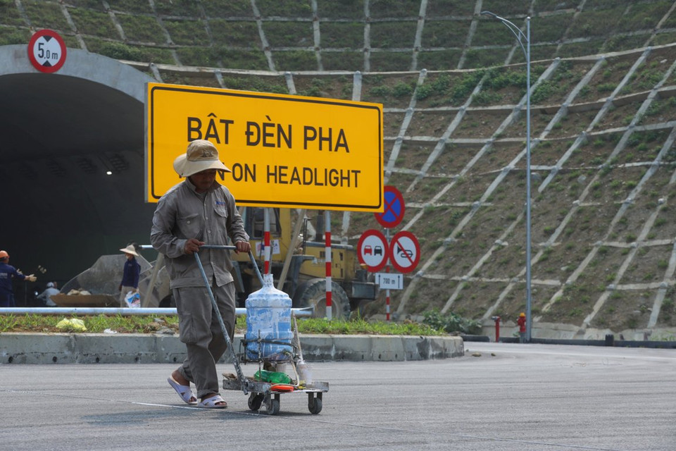 Hay công tác sơn kẻ vạch đường nhằm hoàn thiện nốt các hạng mục cuối cùng. (Ảnh: CTV/Vietnam+)