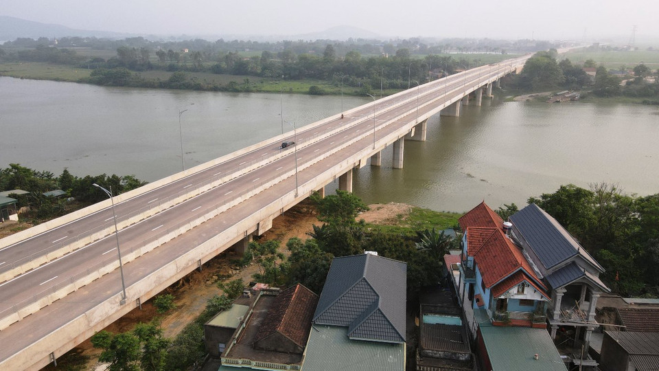 Cầu vượt sông Chu đoạn qua tỉnh Thanh Hóa của tuyến Cao tốc cũng đã được hoàn thiện. (Ảnh: CTV/Vietnam+)
